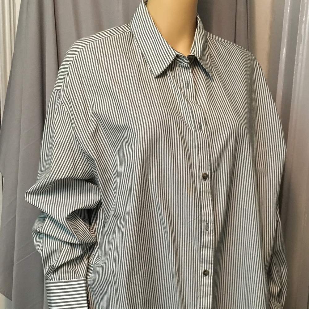 Button down blouse 👚 - Picture 4 of 8